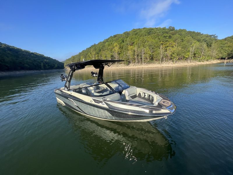 New 2023 Centurion Ri230 For Sale Branson, MO Hughes Marine