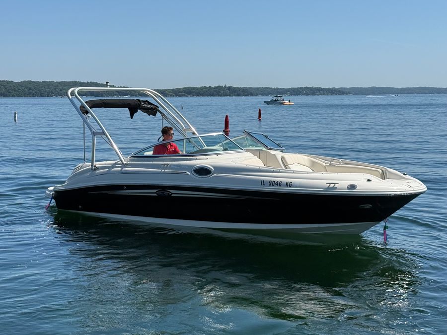 2008 Sea Ray 240 Sundeck, photo 3 of 28