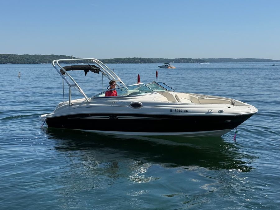 2008 Sea Ray 240 Sundeck, photo 4 of 28