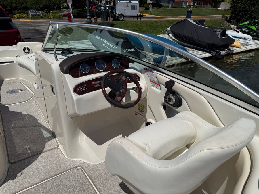 2008 Sea Ray 240 Sundeck, photo 10 of 28