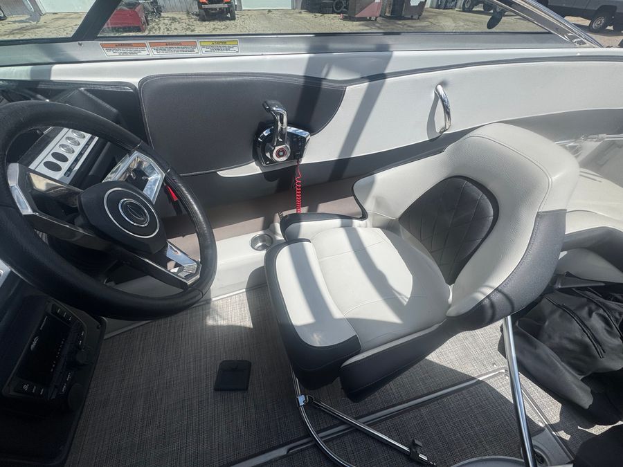 2023 Crownline 240SS, photo 6 of 14