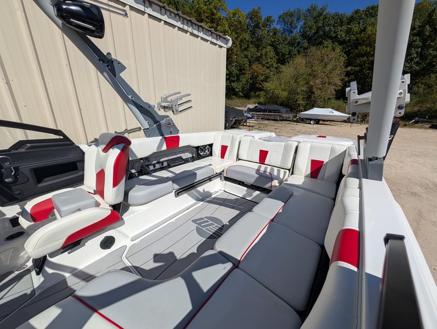 2021 Malibu LSV, photo 9 of 18