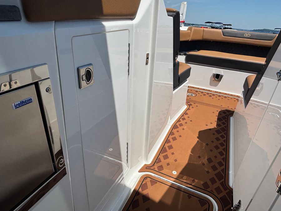 2026 Cobalt R31 Surf, photo 23 of 30