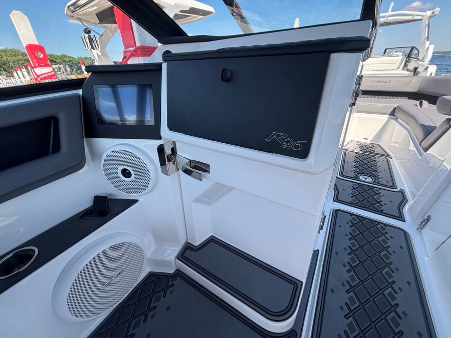2027 Cobalt R26 Surf, photo 14 of 22