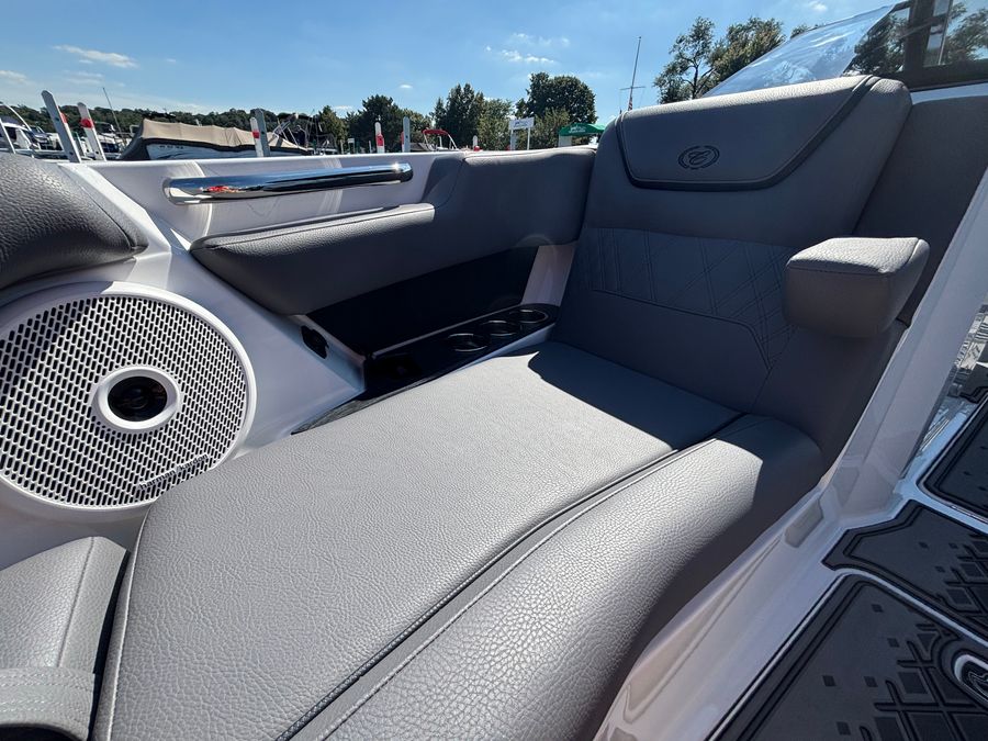 2027 Cobalt R26 Surf, photo 18 of 22