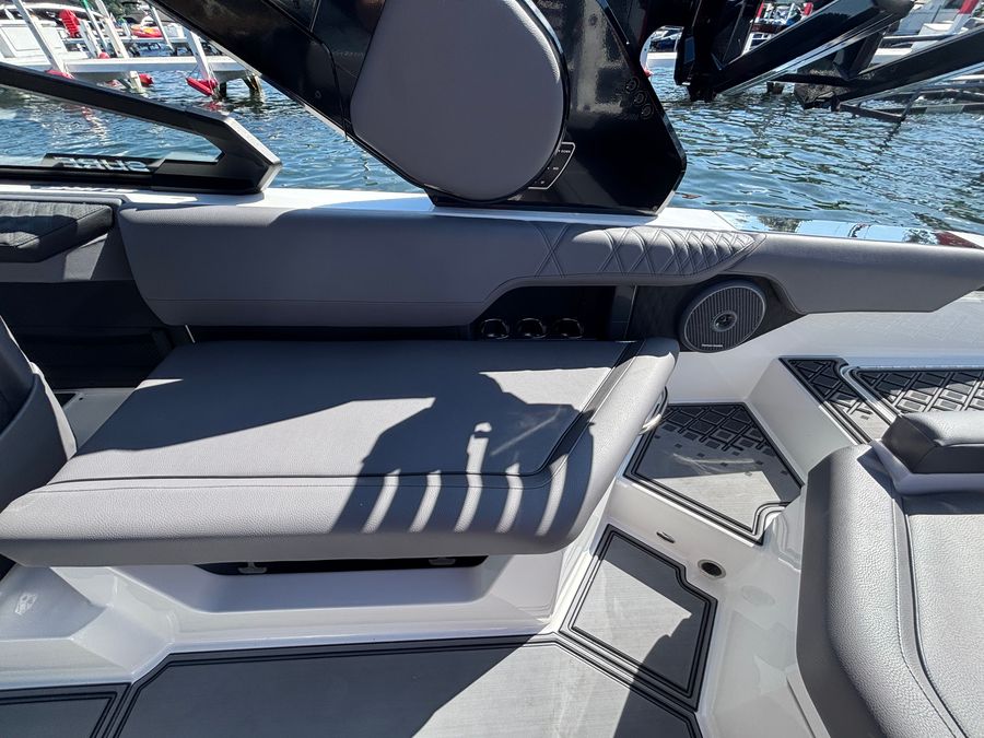 2027 Cobalt R26 Surf, photo 6 of 22
