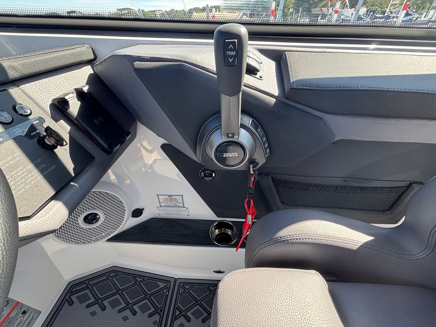2027 Cobalt R26 Surf, photo 8 of 22