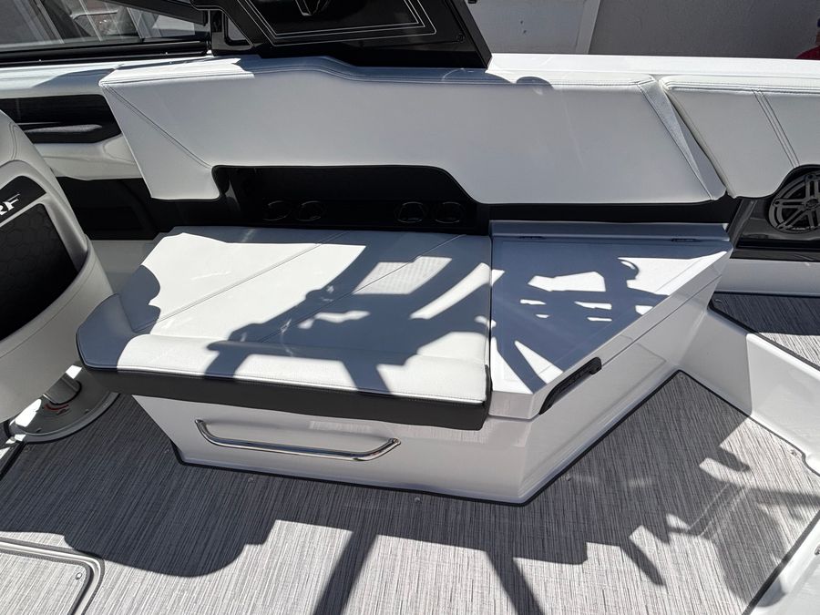 2026 Cobalt R8 Surf, photo 5 of 19
