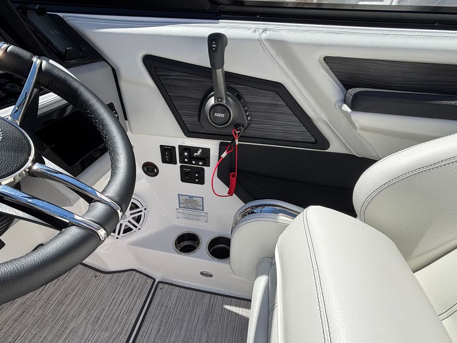2026 Cobalt R8 Surf, photo 8 of 19