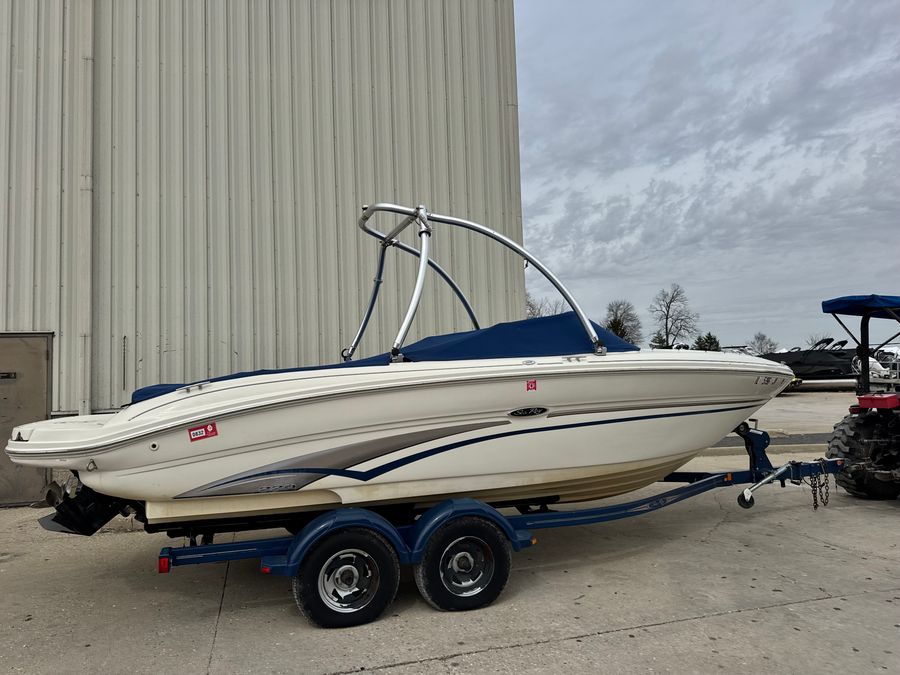 2003 Sea Ray 220, photo 2 of 4