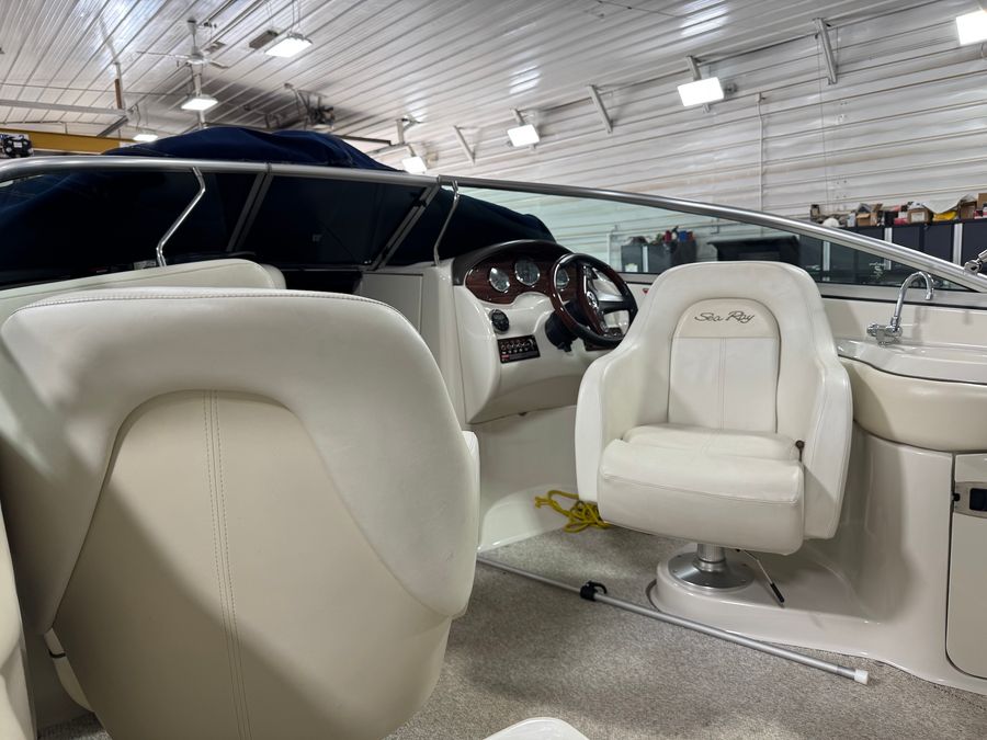 2008 Sea Ray 220 Sundeck, photo 7 of 9