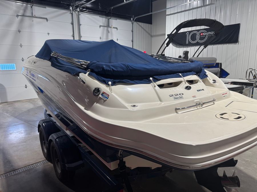 2008 Sea Ray 220 Sundeck, photo 3 of 9