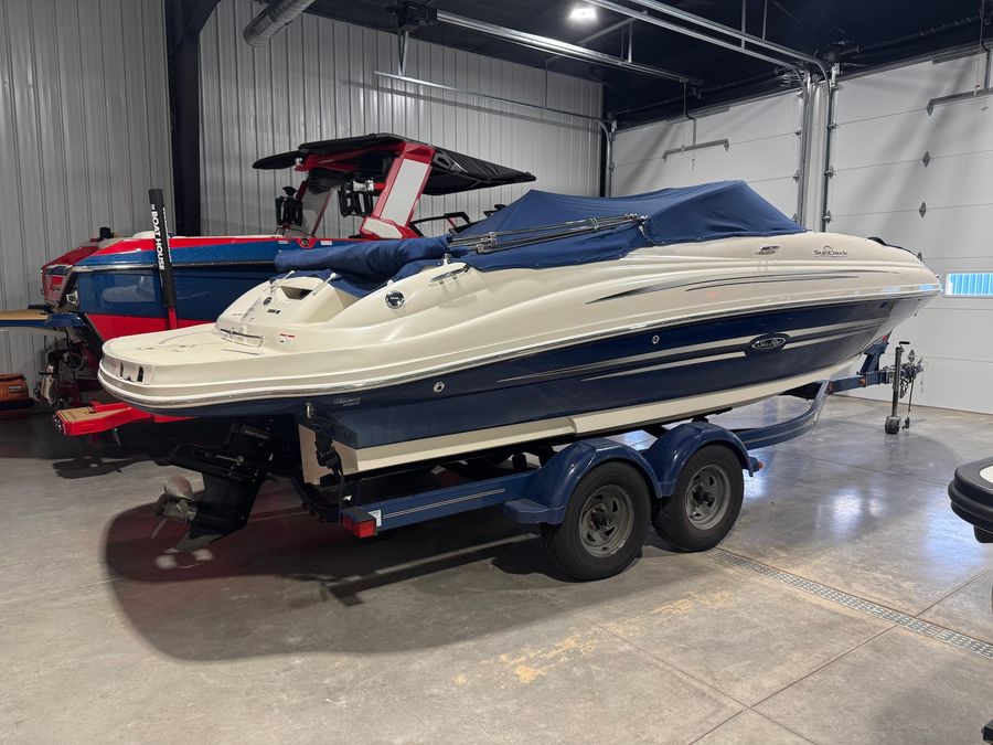 2008 Sea Ray 220 Sundeck