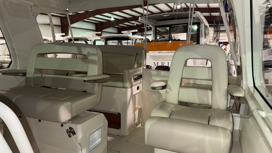 2021 Boston Whaler 380 Realm, photo 10 of 30