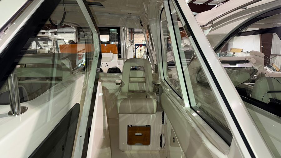 2021 Boston Whaler 380 Realm, photo 9 of 30