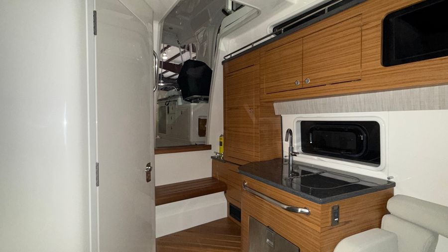 2021 Boston Whaler 380 Realm, photo 17 of 30