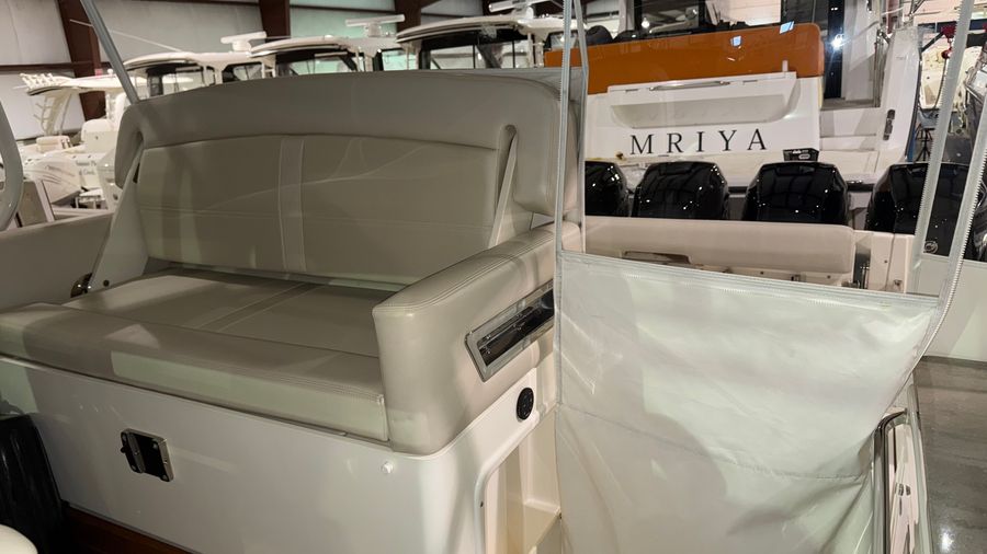 2021 Boston Whaler 380 Realm, photo 13 of 30