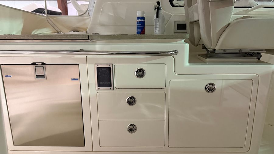 2021 Boston Whaler 380 Realm, photo 14 of 30