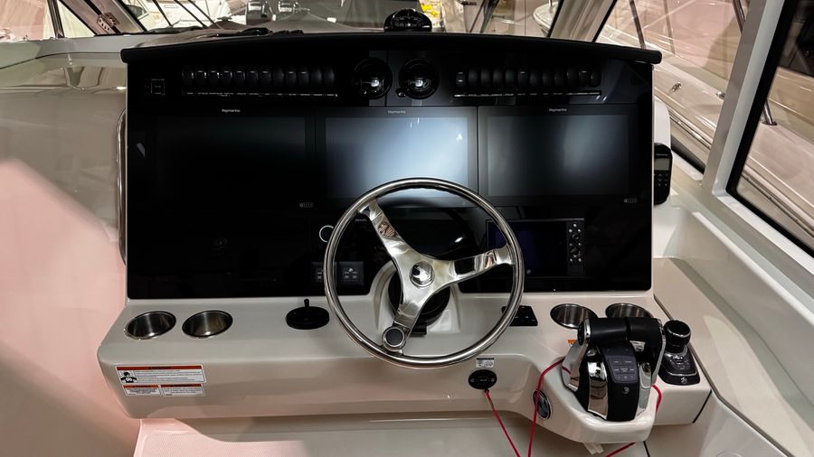 2021 Boston Whaler 380 Realm, photo 11 of 30