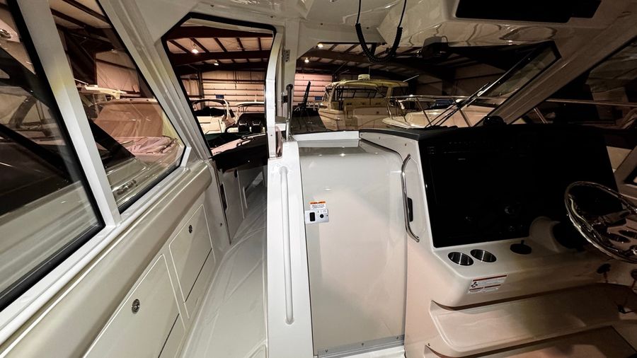 2021 Boston Whaler 380 Realm, photo 29 of 30