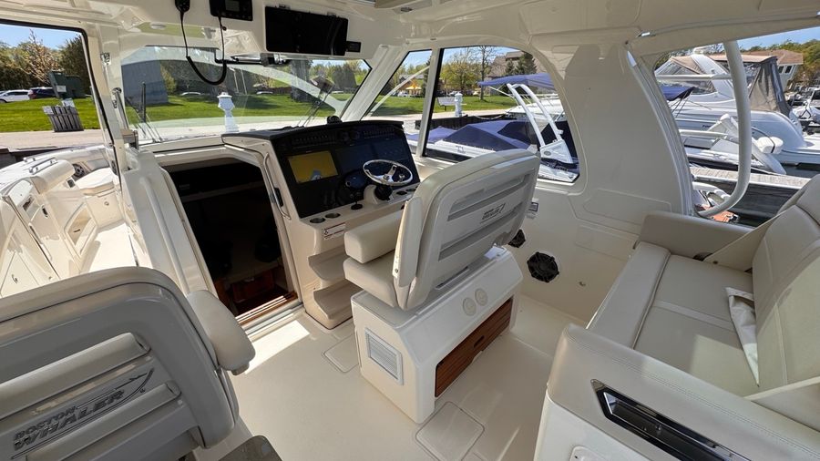2021 Boston Whaler 380 Realm, photo 5 of 30