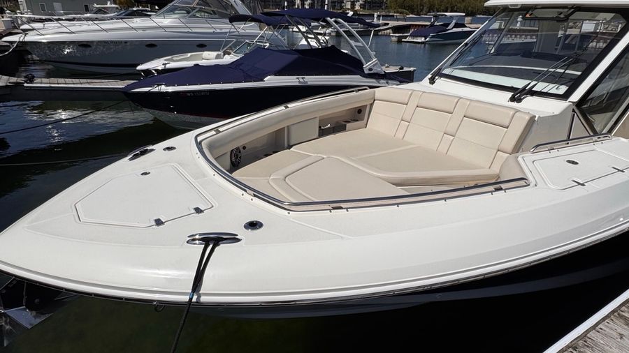 2021 Boston Whaler 380 Realm, photo 3 of 30
