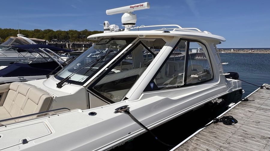 2021 Boston Whaler 380 Realm, photo 4 of 30