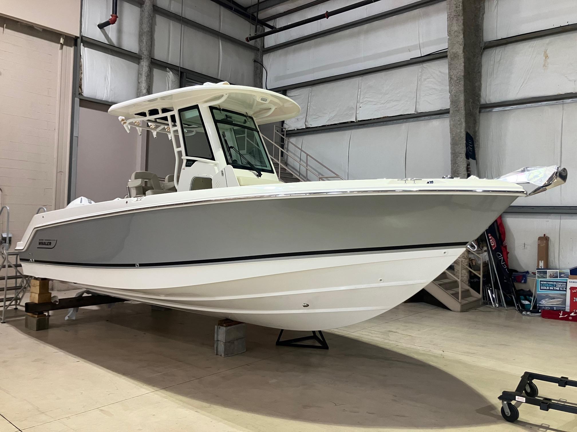 【GWセール】ch!iii Small Boston New 2025 Boston Whaler 250 Outrage For Sale in St. Clair Shores