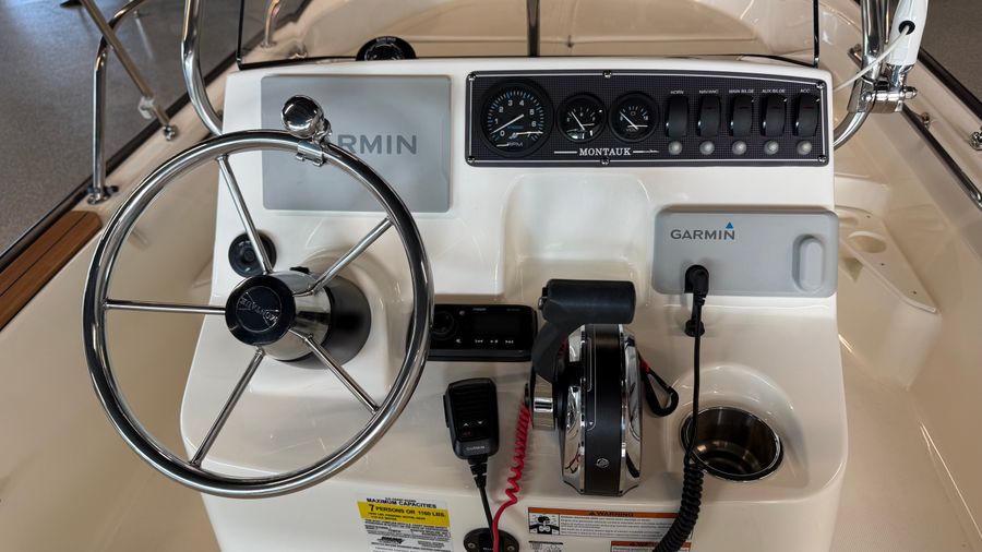 2021 Boston Whaler 170 Montauk, photo 7 of 12