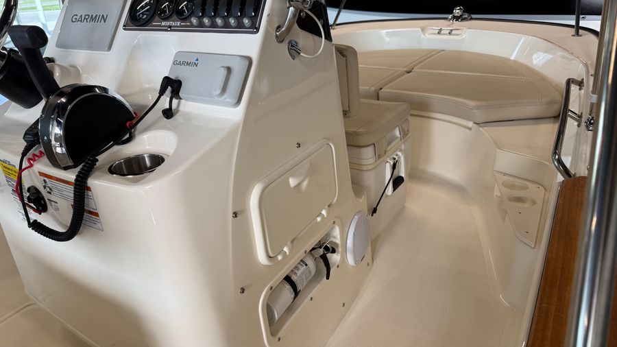 2021 Boston Whaler 170 Montauk, photo 8 of 12