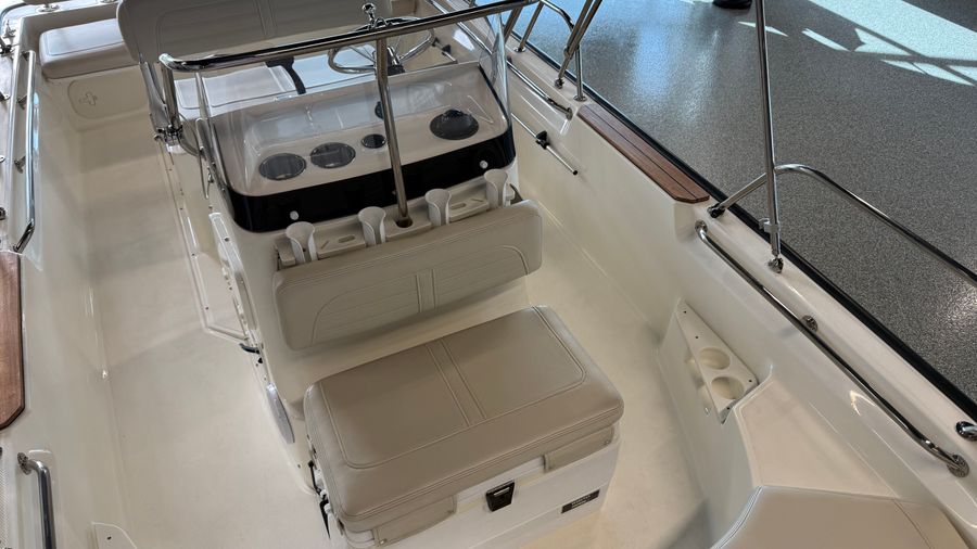 2021 Boston Whaler 170 Montauk, photo 10 of 12