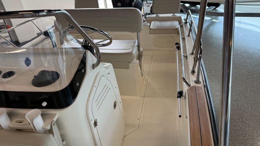2021 Boston Whaler 170 Montauk, photo 11 of 12