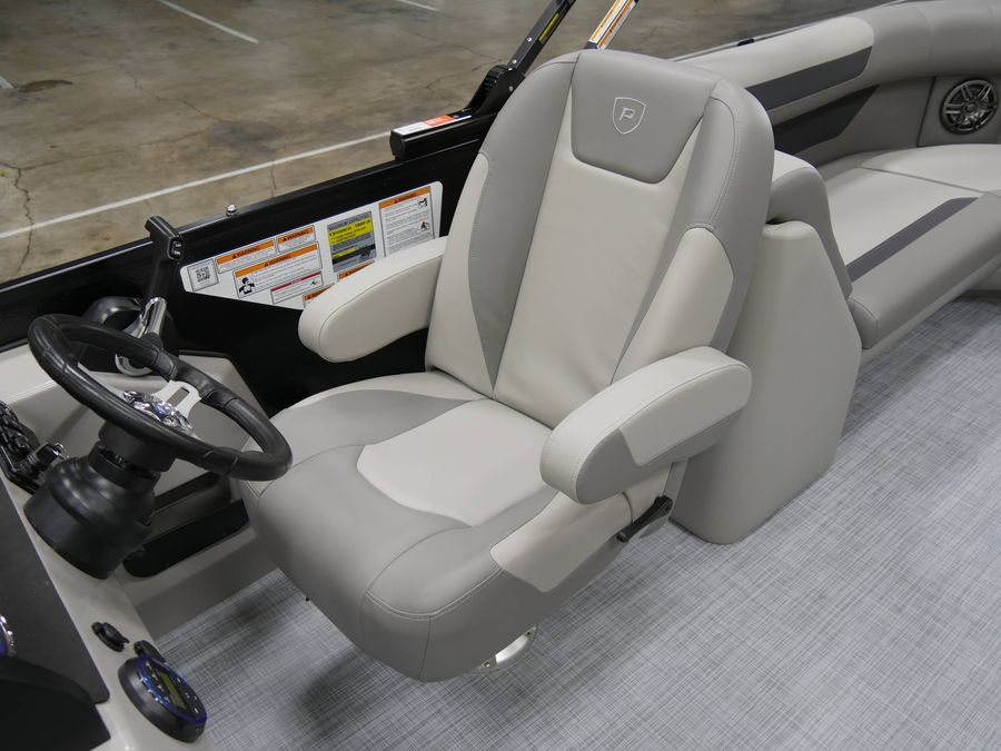 2025 Premier 220 Sunscape RF XLC, photo 11 of 15