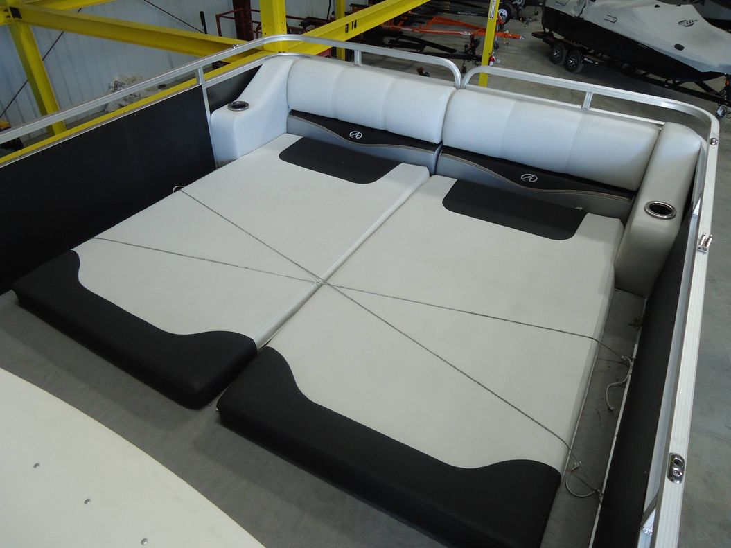 2013 Avalon 2785 Funship