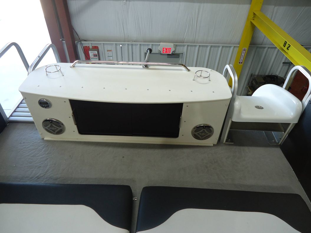 2013 Avalon 2785 Funship