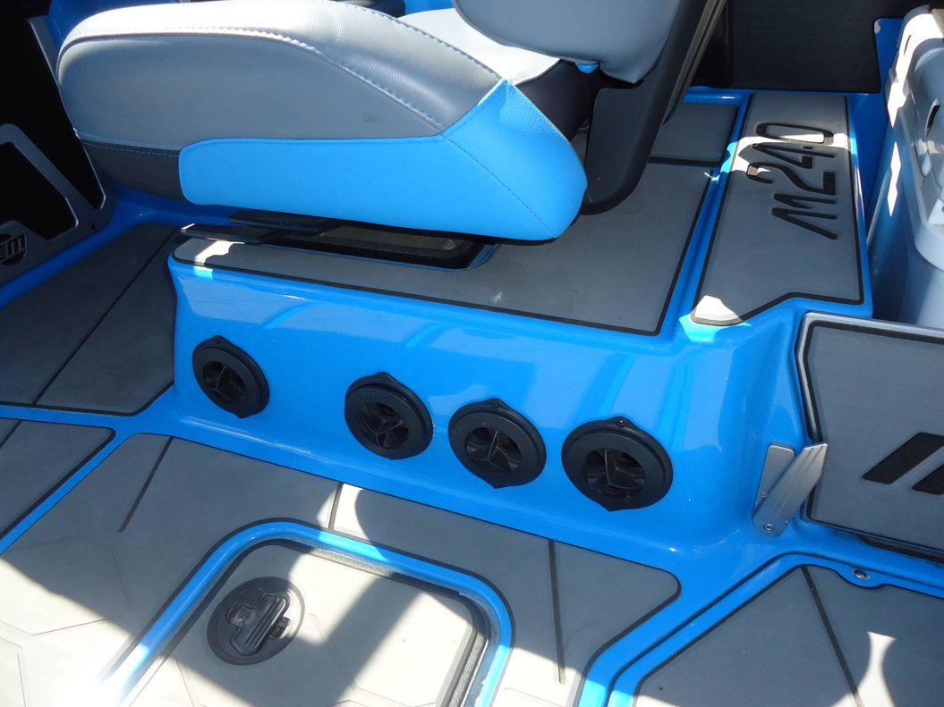 2021 Malibu Boats M240