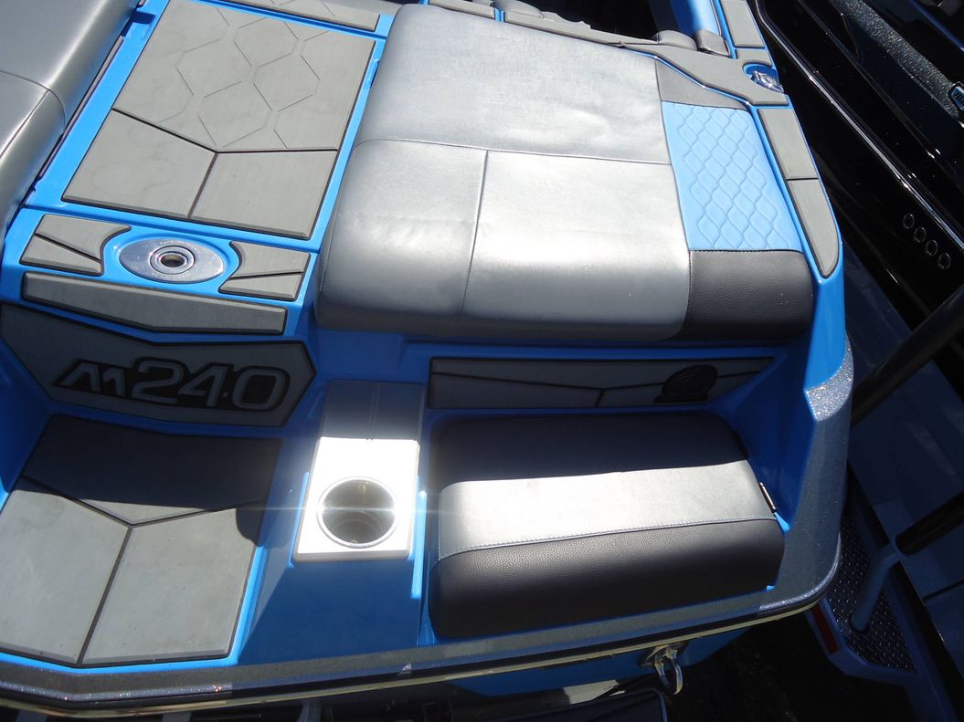 2021 Malibu Boats M240