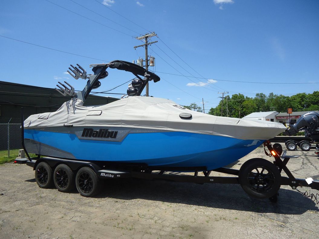 2021 Malibu Boats M240