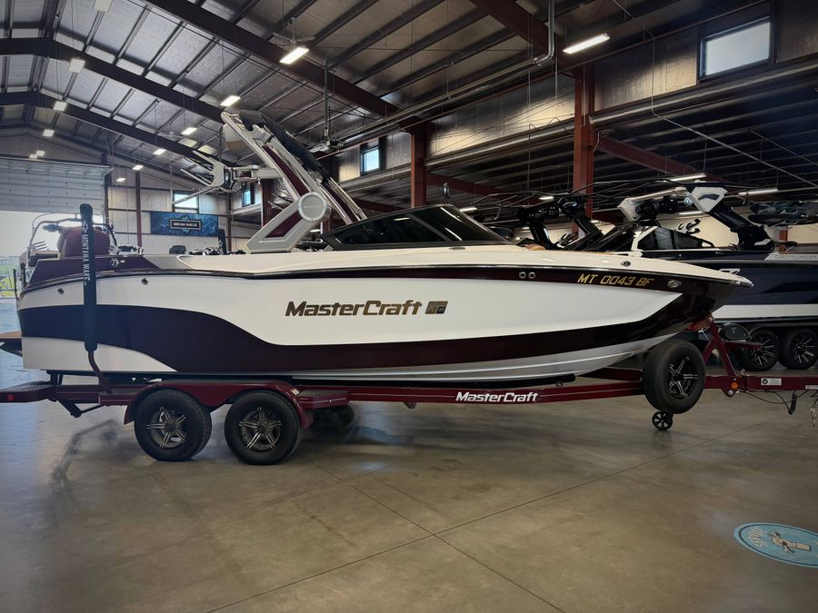 2022 MasterCraft XT23, photo 2 of 17