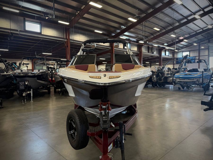 2022 MasterCraft XT23, photo 5 of 17
