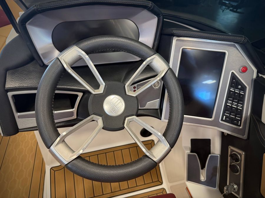 2022 MasterCraft XT23, photo 12 of 17