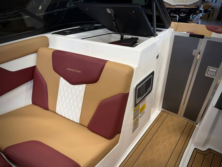 2022 MasterCraft XT23, photo 10 of 17