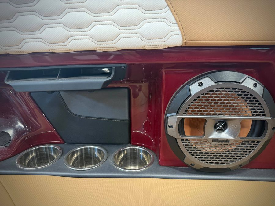 2022 MasterCraft XT23, photo 13 of 17