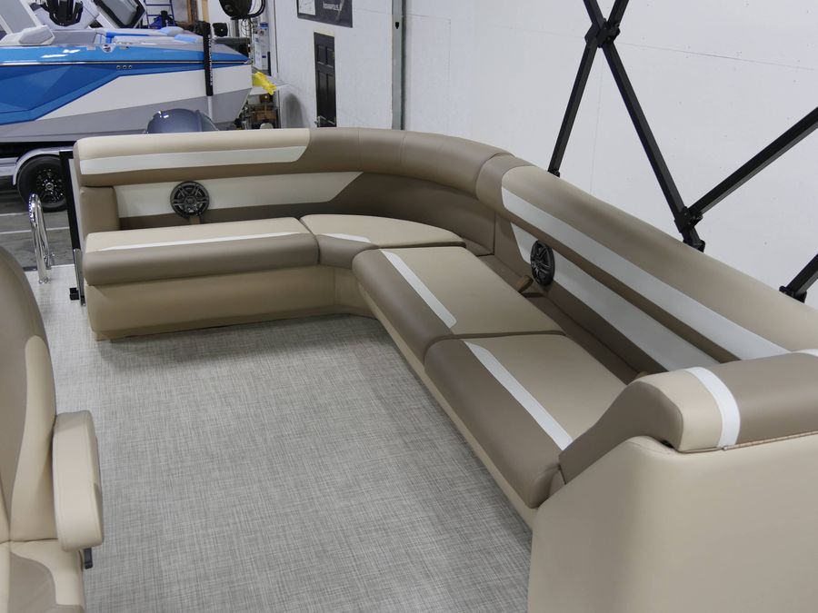 2025 Premier 220 Sunscape RE XLC, photo 9 of 12