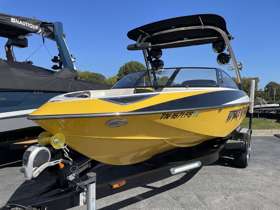 2013 Malibu 23LSV, photo 4 of 25
