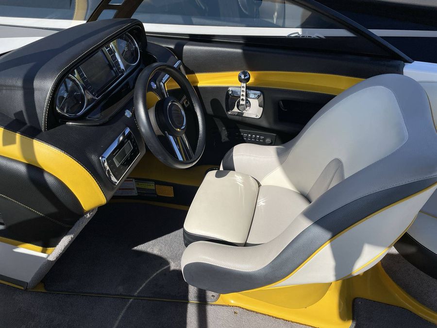 2013 Malibu 23LSV, photo 8 of 25
