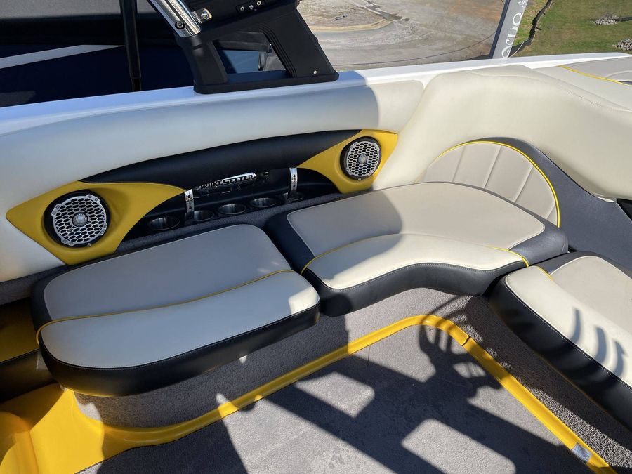 2013 Malibu 23LSV, photo 10 of 25