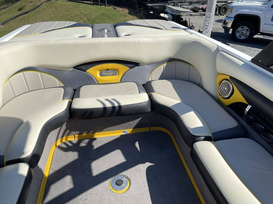 2013 Malibu 23LSV, photo 18 of 25