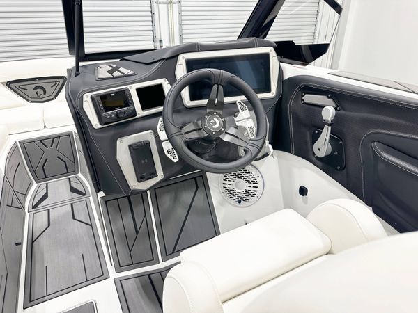 Pineapple 2025 Centurion Nv213 (Silver Metal Flake / White Frost)