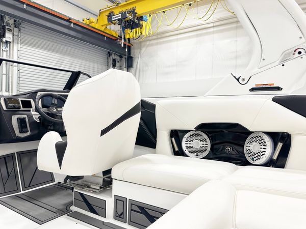 Pineapple 2025 Centurion Nv213 (Silver Metal Flake / White Frost)
